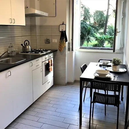 Few Steps From Vatican روما