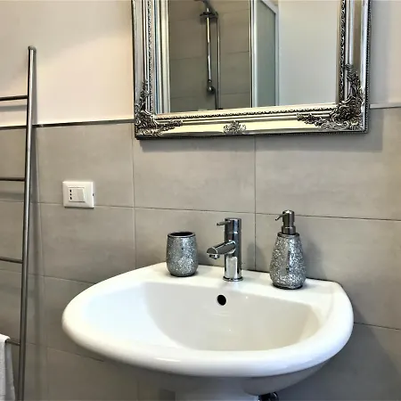 Few Steps From Vatican روما