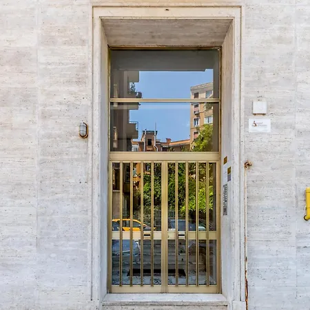 Few Steps From Vatican Apartman *